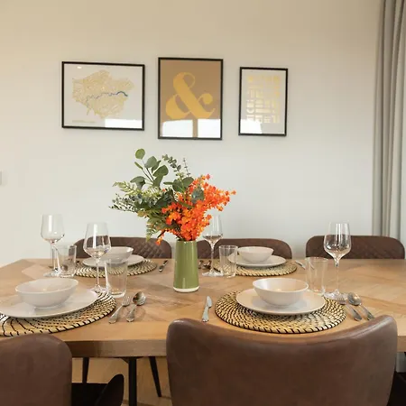 Stylish 3 Bed Apt Near Downtown & Free Parking
